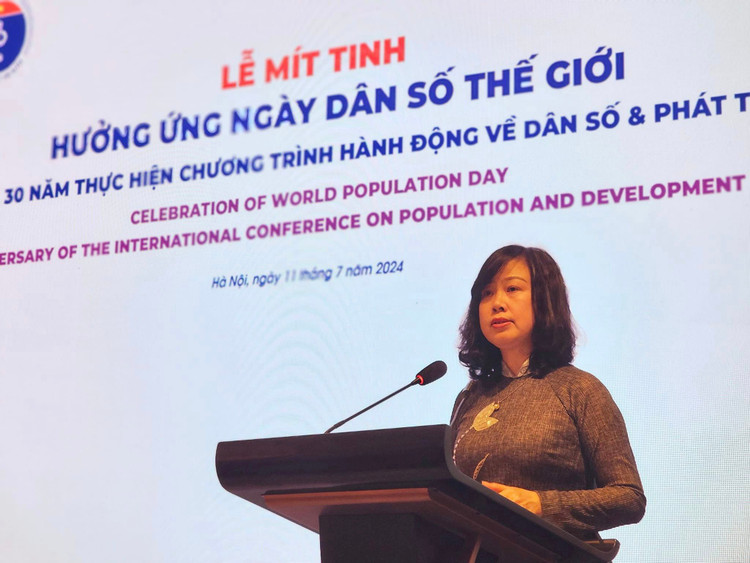 Bà Đào Hồng Lan, Ủy viên Ban Chấp hành Trung ương đảng, Bộ trưởng Bộ Y tế, Phó trưởng ban thường trực Ban Chỉ đạo Quốc gia Dân số và Phát triển phát biểu tại lễ mít tinh