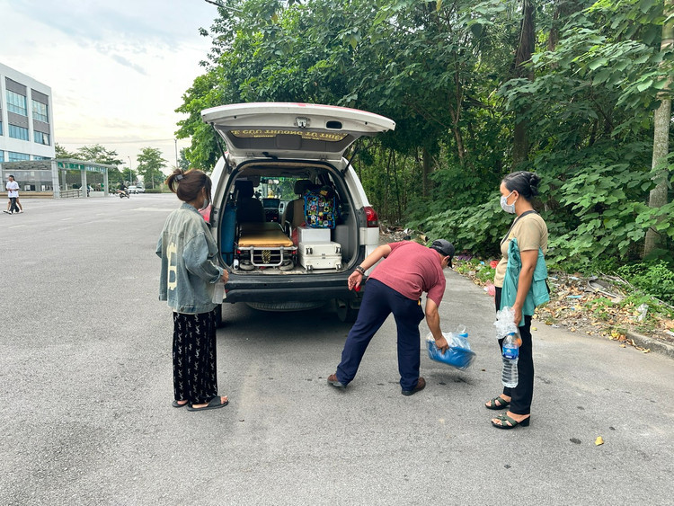 Chuyến xe từ thiện đưa gia đình bệnh nhân về quê hương - Ảnh BVCC