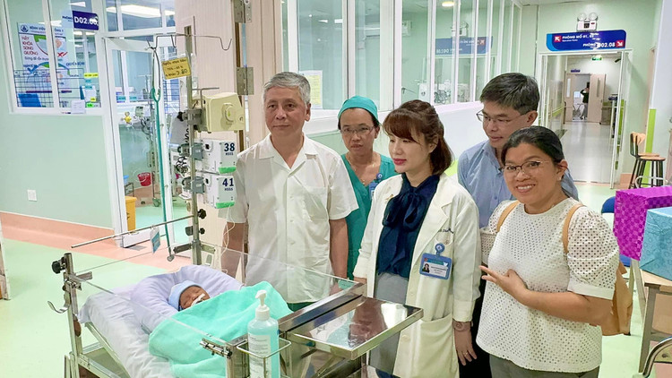 Niềm vui vỡ òa khi bé ra đời - Ảnh BVCC