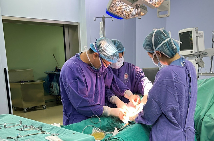 Ca phẫu thuật cắt u tinh hoàn cho bệnh nhân - ảnh BSCC Ca phẫu thuật cắt u tinh hoàn cho bệnh nhân - ảnh BSCC
