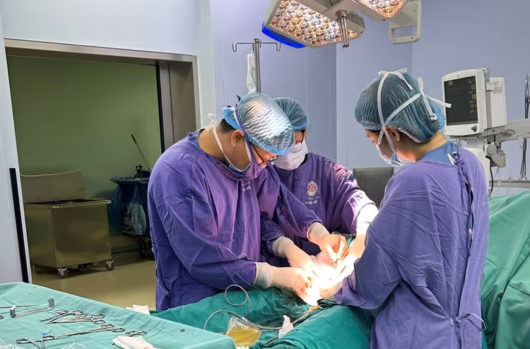 Ca phẫu thuật cắt u tinh hoàn cho bệnh nhân - ảnh BSCC