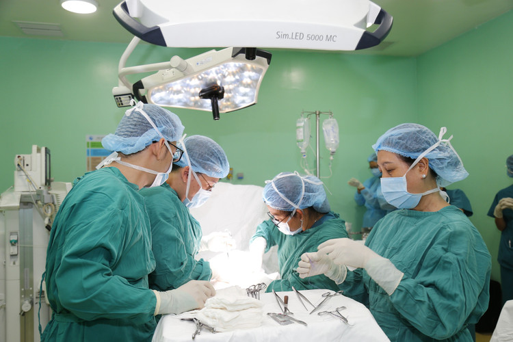 Ca phẫu thuật cho bé - Ảnh BVCC