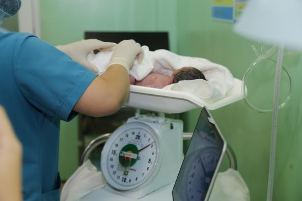 Bé chào đời với cân nặng 2700g - ảnh BVCC