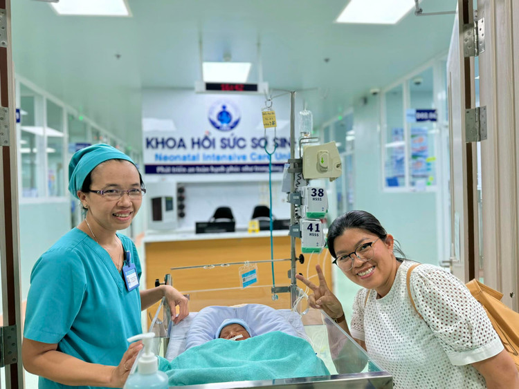 Bé được chăm sóc hồi sức sau sinh - ảnh BVCC