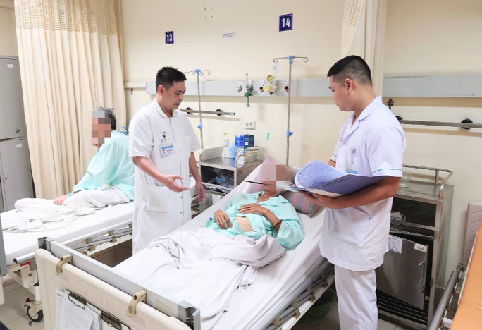 Thăm khám cho bệnh nhân sau phẫu thuật