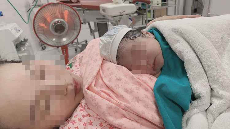 Cấp cứu sản phụ đẻ rơi con gần 4kg trên taxi ảnh 1