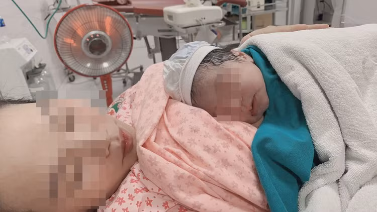 Cấp cứu sản phụ đẻ rơi con gần 4kg trên taxi ảnh 1