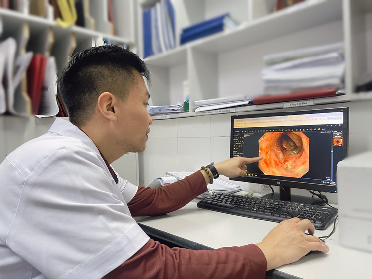 Hình ảnh nội soi cho thấy niêm mạc trực tràng, tại vị trí cách rìa hậu môn 6-7cm, bị viêm nặng, có dấu hiệu chít hẹp và dễ chảy máu - Ảnh BVCC