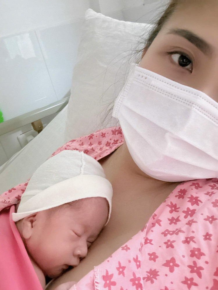 Hạnh phúc của người mẹ khi được ôm bé vào lòng - Ảnh BVCC