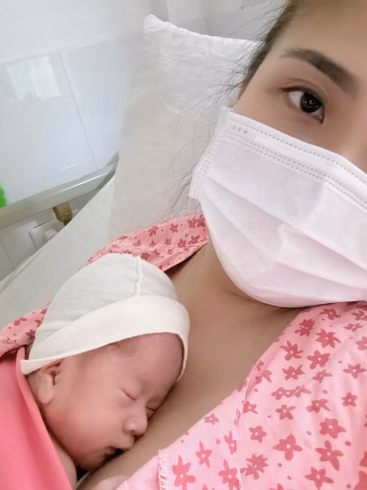 Hạnh phúc của người mẹ khi được ôm bé vào lòng - Ảnh BVCC