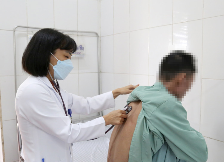 Bác sĩ tại Khoa Bệnh nhiệt đới thăm khám cho người bệnh - Ảnh BVCC