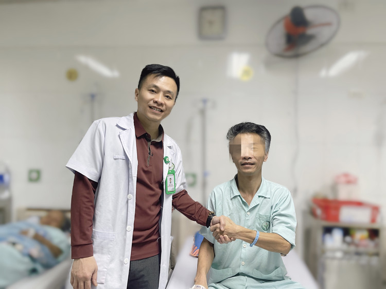 Bác sĩ tư vấn cho bệnh nhân trước khi ra viện - Ảnh BVCC