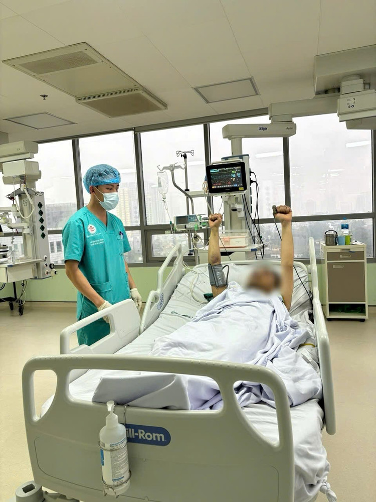 Hình ảnh nhân viên khoa Hồi sức nội khoa và chống độc chăm sóc, hướng dẫn bệnh nhân vận động sớm tại giường sau khi hồi phục ý thức - Ảnh BVCC