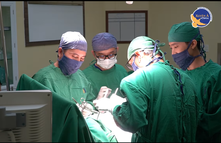 Ca phẫu thuật cho bệnh nhân - Ảnh BVCC