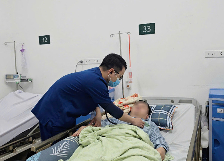 ThS. BS Nguyễn Minh Anh thăm khám cho bệnh nhân nam 46 tuổi, Cầu Giấy, Hà Nội đang điều trị tại Trung tâm Đột quỵ - Ảnh BVCC