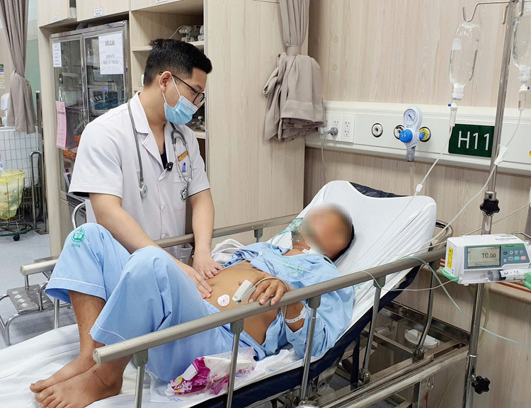 ThS. BSNT Nguyễn Như Bình thăm khám cho bệnh nhân tại Trung tâm Cấp cứu A9 - Ảnh BVCC