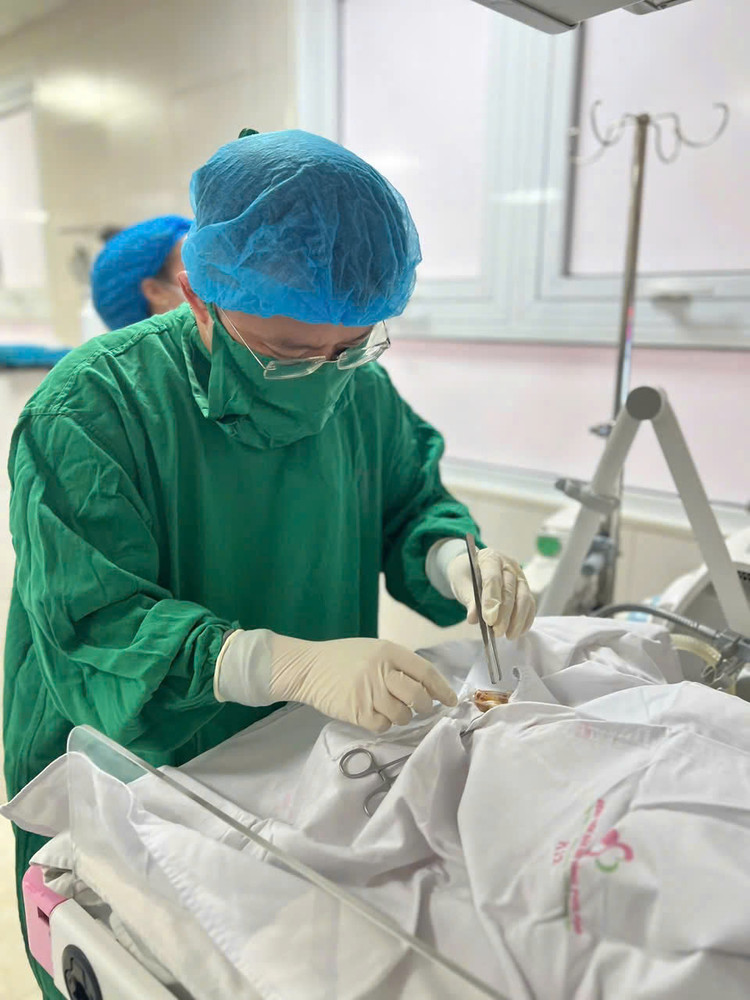 Bác sĩ tại Khoa Sơ sinh thực hiện đặt đường truyền trung tâm cho bệnh nhi - Ảnh BVCC