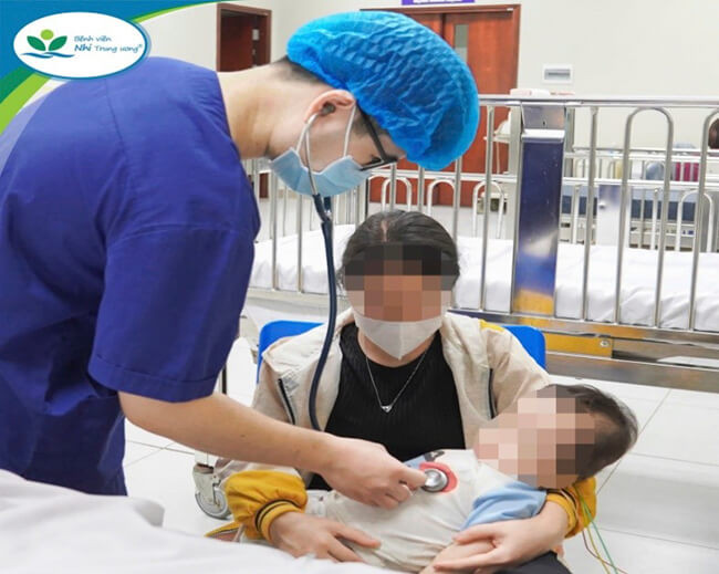 Bác sĩ thăm khám cho trẻ tại khoa Cấp cứu và Chống độc - Ảnh BVCC