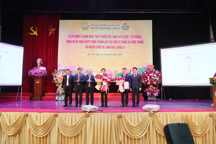 GS.TS Lê Ngọc Thành - Hiệu trưởng Trường Đại học Y dược ĐHQG Hà Nội trao quyết định cho 2 Phó hiệu trưởng GS.TS Nguyễn Duy Ánh và PGS.TS Đinh Đoàn Long - Ảnh Trường Đại học Y Dược