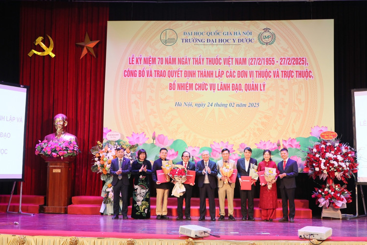 GS.TS Lê Ngọc Thành, Hiệu trưởng Trường Đại học Y Dược - ĐH Quốc gia Hà Nội trao các quyết định bổ nhiệm cho cán bộ quản lý các khoa, bộ môn mới - Ảnh: Trường Đại học Y Dược