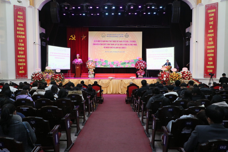 GS.TS Nguyễn Duy Ánh phát biểu sau khi nhận nhiệm vụ kiêm nhiệm phó hiệu trưởng - Ảnh: Trường Đại học Y Dược