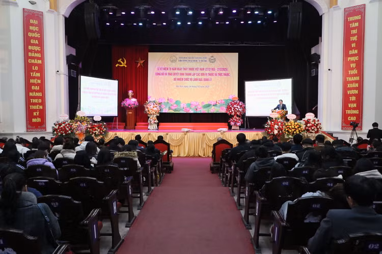 GS.TS Nguyễn Duy Ánh phát biểu sau khi nhận nhiệm vụ kiêm nhiệm phó hiệu trưởng - Ảnh: Trường Đại học Y Dược