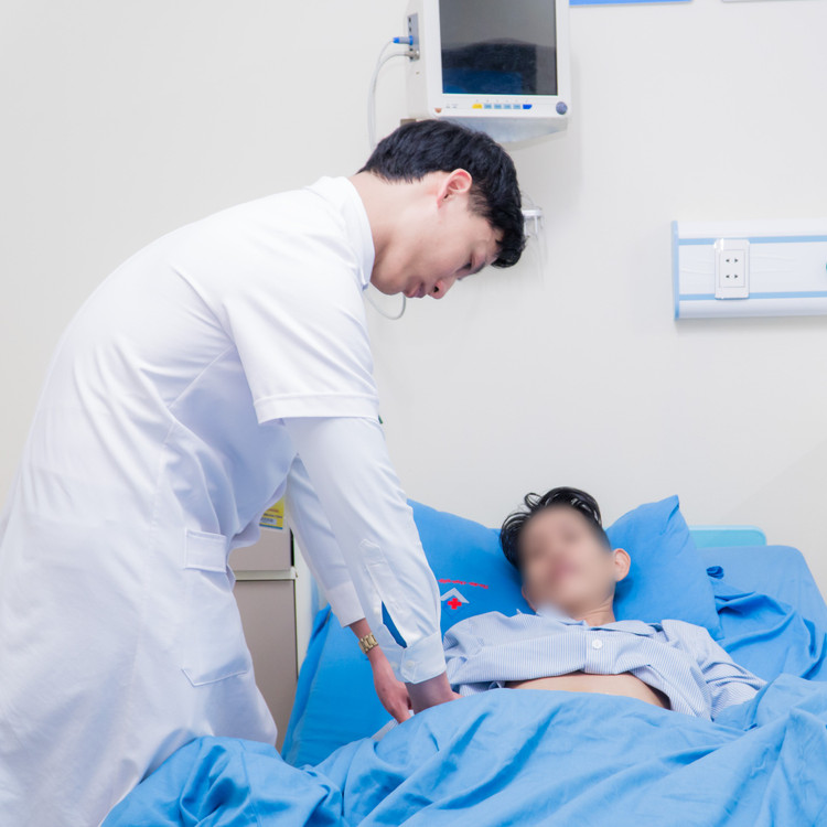 Thăm khám cho bệnh nhân nam tắc ruột do u đại tràng - Ảnh BVCC