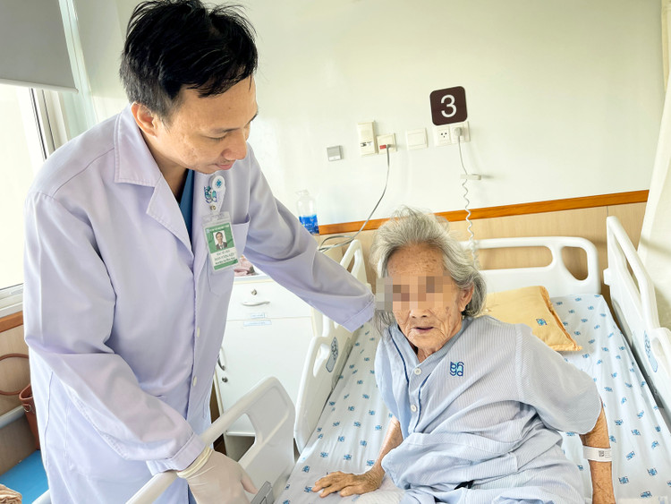 Thăm khám cho bệnh nhân sau phẫu thuật - Ảnh BVCC