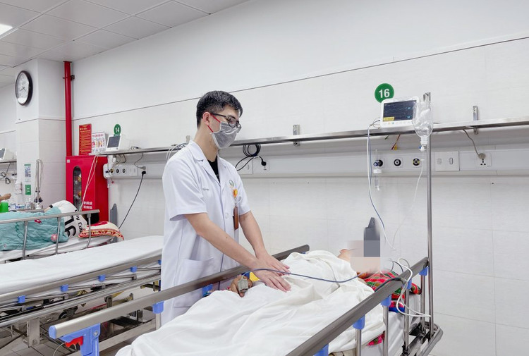 BS Phạm Hiếu Tâm, khoa Phẫu thuật Tiêu hóa, Bệnh viện HN Việt Đức đang thăm khám cho bệnh nhân