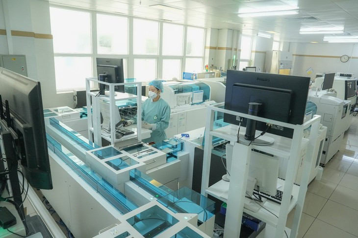 Giảm quá tải: Từ 1/8, Bệnh viện Bạch Mai khám đến 21 giờ - Ảnh BVCC