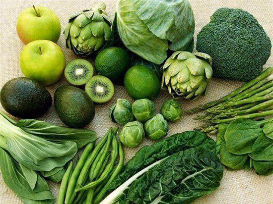 Các loại rau lá xanh như rau cải ngọt, cải xoăn, bắp cải, bông cải xanh, rau dền,... vừa cung cấp chất xơ, khoáng chất và giàu chất chống oxy hóa có lợi cho sức khỏe tim mạch.