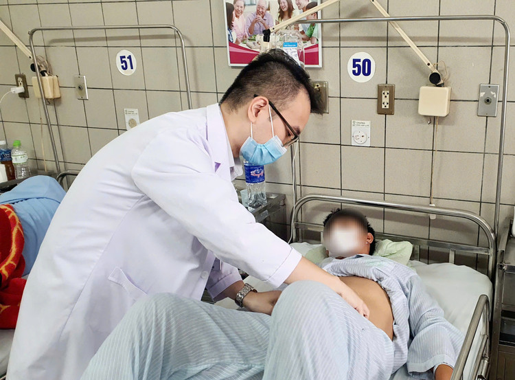 ThS.BS. Phạm Tiến Dũng, Trung tâm Thận tiết niệu và Lọc máu thăm khám cho bệnh nhân trẻ suy thận mạn - Ảnh BVCC