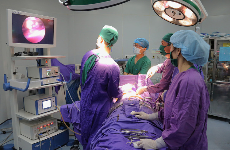 Vùng ngực lõm nặng, hõm sâu kéo thành rãnh dài dọc xương ức, Kíp bác sĩ khoa Ngoại đặt thanh nâng lõm ngực dưới sự hỗ trợ của hệ thống nội soi - Ảnh BVCC