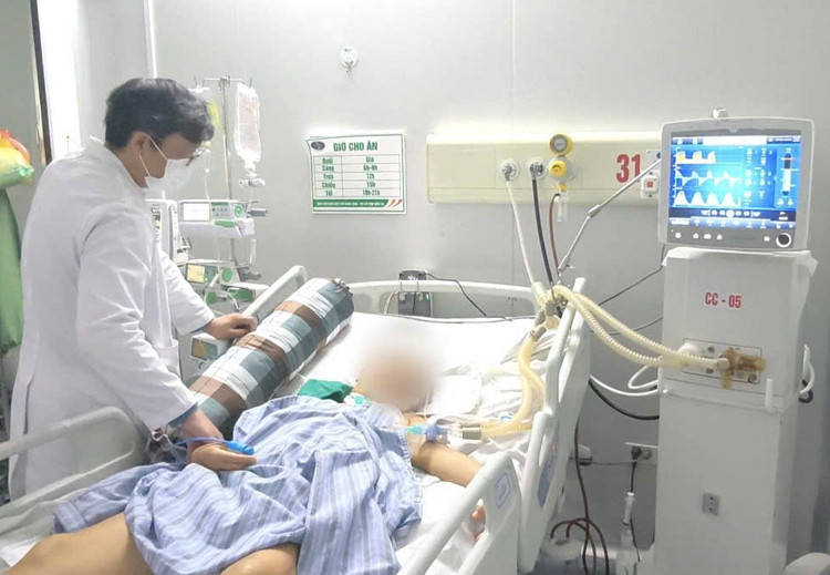 Bệnh nhân nhiễm khuẩn huyết, viêm tủy, liệt toàn thân do tiêm chữa đau cổ vai gáy - Ảnh BVCC