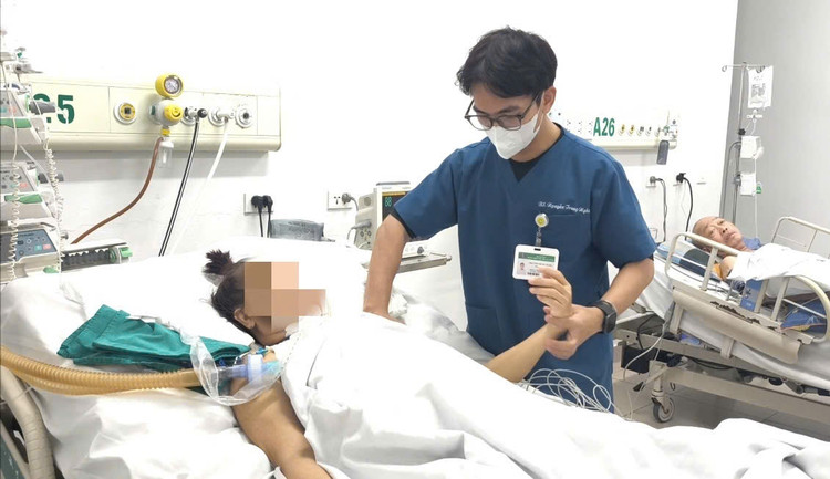 Thăm khám và tập phục hồi chức năng cho bệnh nhân - Ảnh BVCC