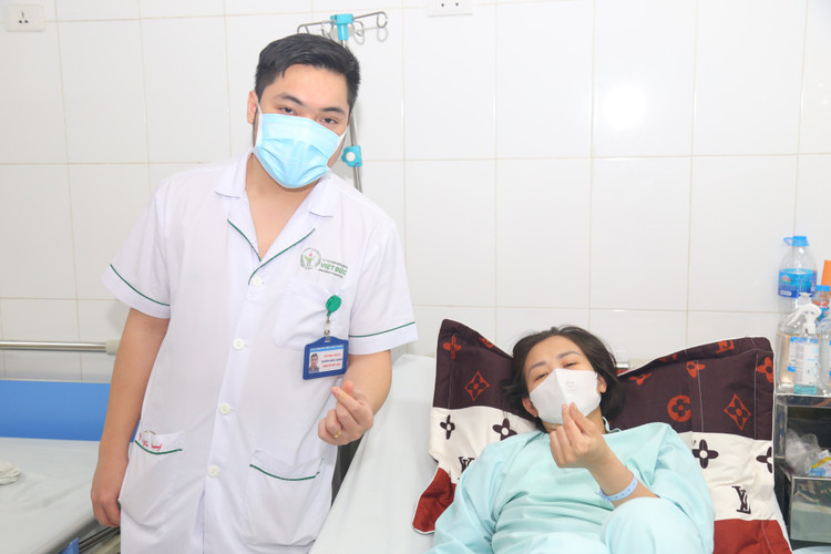 Bác sĩ và bệnh nhân sau ghép tạng - Ảnh BVCC