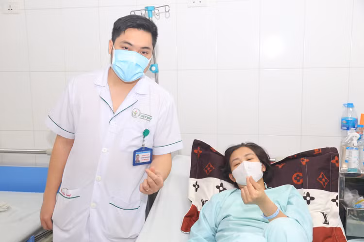 Bác sĩ và bệnh nhân sau ghép tạng - Ảnh BVCC