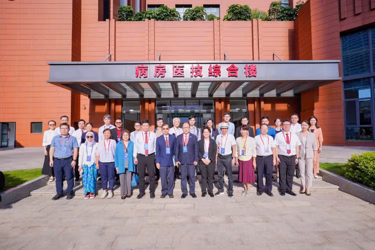 Bác sĩ Bệnh viện Đa khoa tỉnh tham dự khóa đào tạo về ghép tạng tại Trung Quốc.