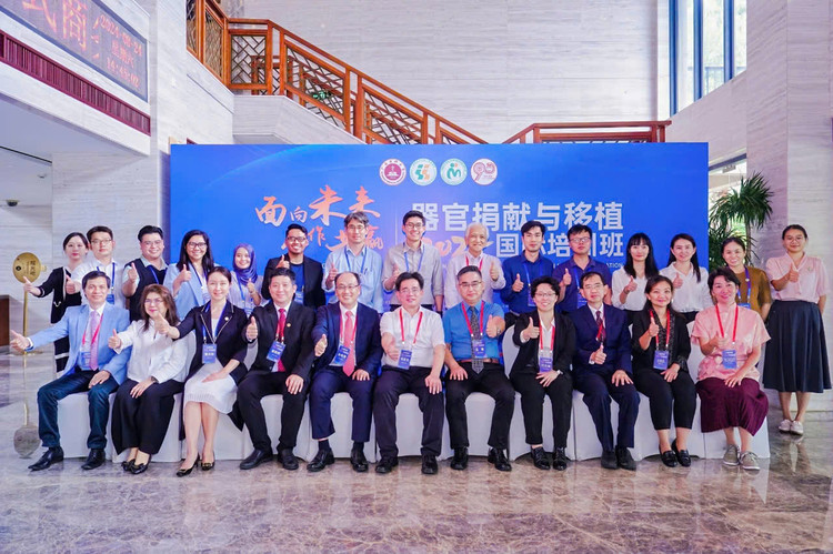 Bác sĩ CKI Bùi Văn Dũng, Phó khoa Ngoại, Bệnh viện Đa khoa tỉnh (đứng thứ 6 từ phải sang) đại diện ngành y tế Quảng Ninh tham gia đào tạo tại Bệnh viện số II, trường Đại học Y Quảng Tây.