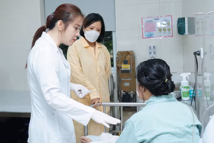 Thăm khám cho bệnh nhân sau phẫu thuật - ảnh BVCC