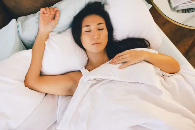 Ngủ với mái tóc ướt có thể biến vỏ gối và ruột gối thành khu vực sinh sản của virus. (Ảnh: ITN)