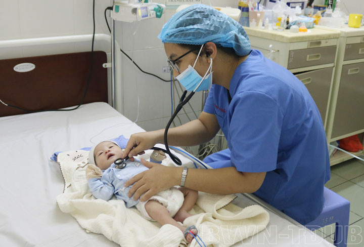 Bác sĩ khoa Sơ sinh thăm khám cho trẻ sau 10 ngày điều trị: Sức khoẻ trẻ tiến triển tốt, hồng hào, bú mẹ hoàn toàn