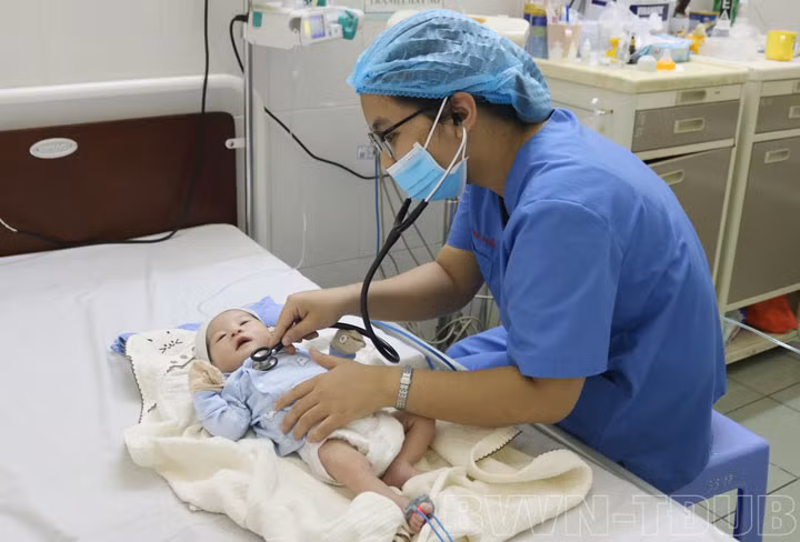 Bác sĩ khoa Sơ sinh thăm khám cho trẻ sau 10 ngày điều trị: Sức khoẻ trẻ tiến triển tốt, hồng hào, bú mẹ hoàn toàn