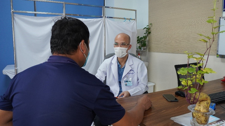 TS.BS Nguyễn Mạnh Thắng tư vấn cho bệnh nhân