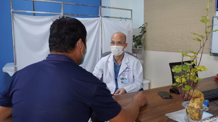 TS.BS Nguyễn Mạnh Thắng tư vấn cho bệnh nhân