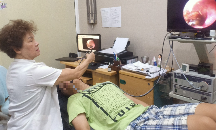 PGS.TS Nguyễn Thị Ngọc Dinh thăm khám tai cho bệnh nhân