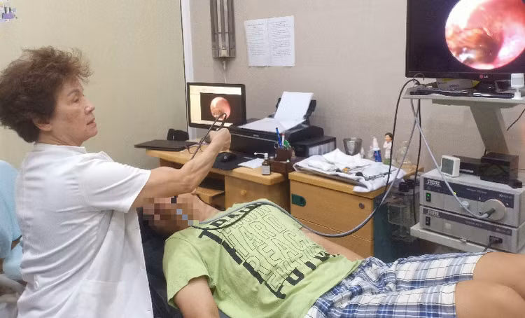 PGS.TS Nguyễn Thị Ngọc Dinh thăm khám tai cho bệnh nhân