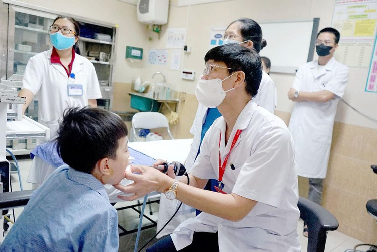 PGS.TS Phạm Tuấn Cảnh, Giám đốc Bệnh viện trực tiếp phẫu thuật, điều trị, theo dõi cho bệnh nhi.