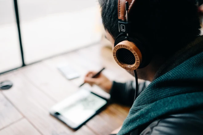 Đeo tai nghe quá nhiều tiếng trong ngày và thường nghe với âm lượng lớn, vô tình làm tổn thương thính giác - Ảnh minh họa