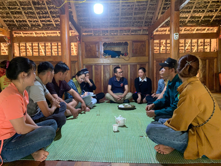 Buổi sinh hoạt của nhóm sinh kế nuôi dê thôn Hồng Sơn, huyện Quang Bình, hà Giang với Cán bộ Hội Phụ nữ và cán bộ Tổ chức Care.